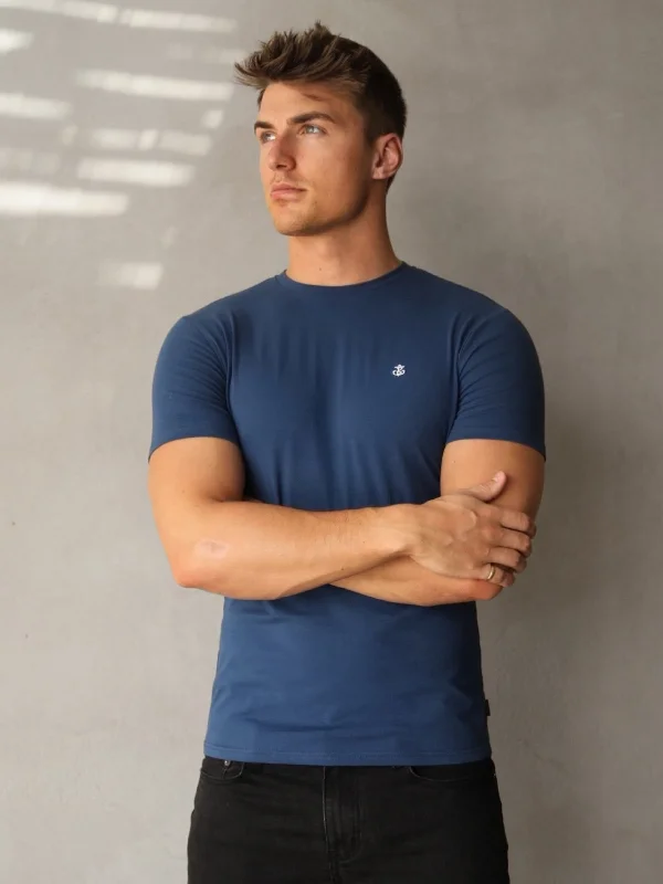 Men's printed Hawaiian t - shirts for tropical vacationsPescara T-Shirt - Navy