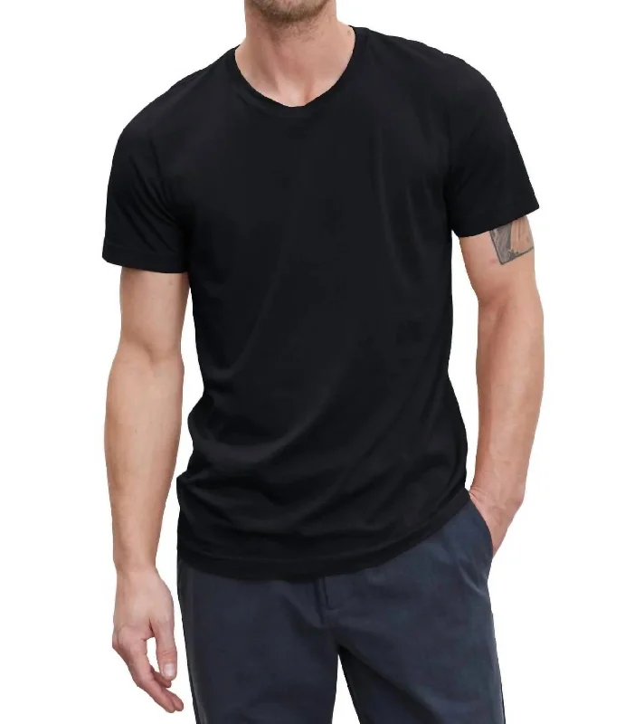 Men's ribbed t - shirts with a textured finish for added styleHoward Tee In Black